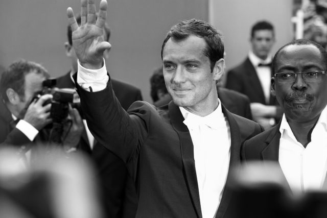 Ποιός είναι αυτός δίπλα στην Eva Sakellarides;